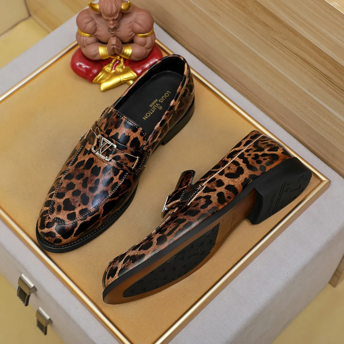Men's shoes 💰 460 💰 Louis Vuitton LV ® 🆕 model 🔛Full shoe counter, first layer cowhide, 🐂leather lined casual shoes for men, super soft outsole, essential for driving. Counter synchronization, original first layer cowhide, completely 1:1 mold customization🌹top version, color optional! Number: 39-44 (customized at 38.45)